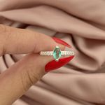 Anel Prata Legitima 925 Navete com Zirconia Verde Claro e Zirconia no Aro 