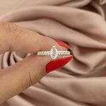 Anel Prata Legitima 925 Navete com Zirconia Cristal e Zirconia no Aro 