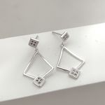 Brinco Prata Legítima 925 Triangular Vazado e com Zirconia