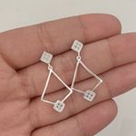 Brinco Prata Legítima 925 Triangular Vazado e com Zirconia