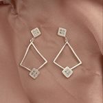 Brinco Prata Legítima 925 Triangular Vazado e com Zirconia