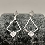 Brinco Prata Legítima 925 Triangular Vazado e com Zirconia