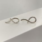 Brinco Metade Infinito com Zirconia Prata 925