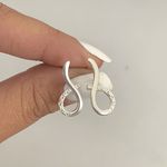 Brinco Metade Infinito com Zirconia Prata 925