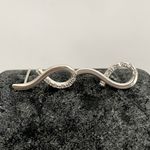 Brinco Metade Infinito com Zirconia Prata 925