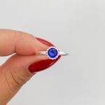 Anel Prata Legitima 925 Zirconia Azul Redonda com Base Trabalhada