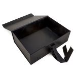 CAIXA PRESENTE PRETA C/ IMÃ E FITA DE CETIM 280X200X90 - 01 UNIDADE 