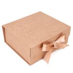 CAIXA PRESENTE KRAFT C/ IMÃ E FITA DE CETIM 200X180X80 - 01 UNIDADE 