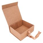CAIXA PRESENTE KRAFT C/ IMÃ E FITA DE CETIM 200X180X80 - 01 UNIDADE 