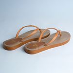Chinelo de Dedo Caramelo Flop Palmilha Dourada