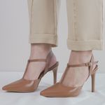 Scarpin Caramelo Salto Fino em Couro Fivela Ajustável
