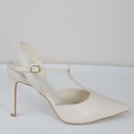 Scarpin Off White Salto Fino em Couro Fivela Ajustável
