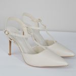 Scarpin Off White Salto Fino em Couro Fivela Ajustável