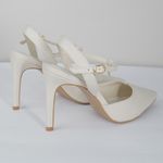 Scarpin Off White Salto Fino em Couro Fivela Ajustável