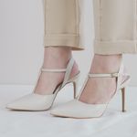 Scarpin Off White Salto Fino em Couro Fivela Ajustável