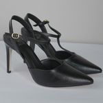 Scarpin Preto Salto Fino em Couro Fivela Ajustável
