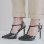 Scarpin Preto Salto Fino em Couro Fivela Ajustável