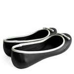 Sapatilha Confort Preta/Off White em Couro Bico Redondo