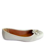 Sapatilha Confort Off White em Couro Bico Redondo Flor