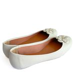 Sapatilha Confort Off White em Couro Bico Redondo Flor