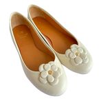 Sapatilha Confort Off White em Couro Bico Redondo Flor