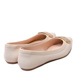 Sapatilha Confort Off White em Couro Verniz Bico Fino