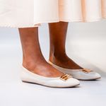 Sapatilha Confort Off White em Couro Verniz Bico Fino