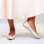Sapatilha Confort Off White em Couro Verniz Bico Fino