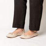 Sapatilha Confort Off White em Couro Bico Fino