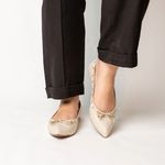 Sapatilha Confort Off White em Couro Bico Fino