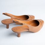 Slingback em Couro Salto Fino Caramelo Carmem