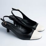 Slingback em Couro Salto Fino Preto/Off White Carmem