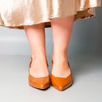 Scarpin Confort Salto Bloco Caramelo Em Couro