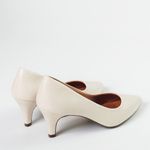 Scarpin Confort Salto Fino Off White em Couro Clarice