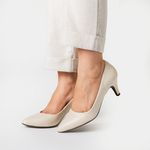Scarpin Confort Salto Fino Off White em Couro Clarice