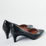 Scarpin Confort Salto Fino Preto em Couro Clarice