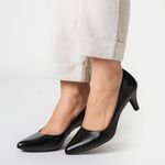Scarpin Confort Salto Fino Preto em Couro Clarice