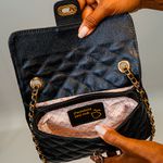 Bolsa Tiracolo Preta Couro Matelassê Média Tati