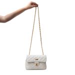 Bolsa Tiracolo Off White Couro Matelassê Média Tati