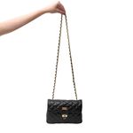 Bolsa Tiracolo Preta Couro Matelassê Média Tati