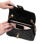 Bolsa Tiracolo Preta Couro Matelassê Média Tati