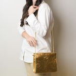 Bolsa Tiracolo Dourada Em Couro 