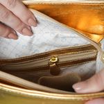 Bolsa Tiracolo Dourada Em Couro 
