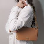 Bolsa Tiracolo Mel em Couro Spikes Pequena