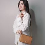 Bolsa Tiracolo Mel em Couro Spikes Pequena