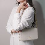 Bolsa Tiracolo Off White em Couro Spikes Pequena