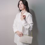 Bolsa Tiracolo Off White em Couro Spikes Pequena