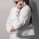 Bolsa Tiracolo Prata em Couro Spikes Pequena