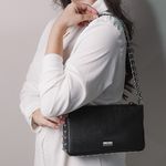 Bolsa Tiracolo Preta Níquel em Couro Spikes Pequena