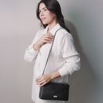 Bolsa Tiracolo Preta Níquel em Couro Spikes Pequena